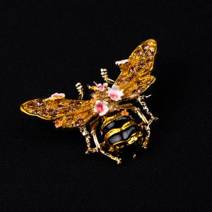 Brooch / Beetle with flowers / Gold